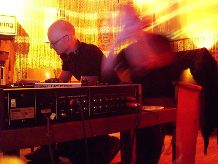 08.05.04 - kozmik konfusion live @ pi-club / salon hansen, neu-ulm, c a.usenbenz, pi-club